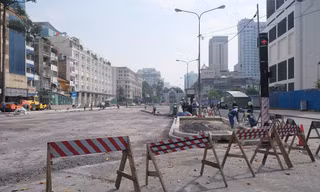 Đường Lê Lợi khoác áo mới khi 'lô cốt', rào tôn được tháo dỡ