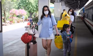 Nhà ga nhộn nhịp, bến xe đìu hiu sau thông báo không cách ly người về từ TPHCM