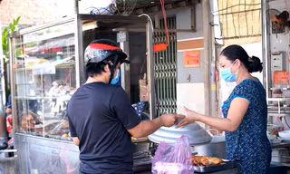 Giá xăng, gas tăng cao, hàng quán ở TPHCM có đồng loạt 'đổi' giá?