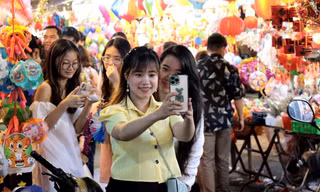 Video: Phố lồng đèn lớn nhất TPHCM ken đặc người ‘check - in’ Trung thu sớm