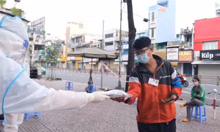 Shipper dương tính với SARS-CoV-2 khi test nhanh được cấp ngay túi thuốc