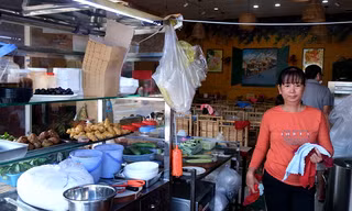Nhiều quán ăn ở TP.HCM tính chuyện tăng giá vì hết ngưỡng chịu đựng
