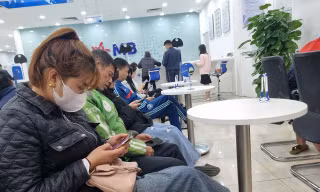 Nhiều người dân xác thực sinh trắc học tại phòng giao dịch trước 'giờ G'