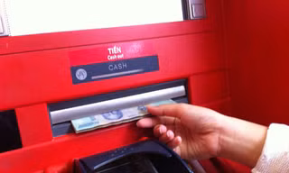 Hết cảnh rồng rắn rút tiền ATM dịp Tết