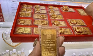 Người dân ồ ạt bán vàng, cửa hàng hết sạch tiền trả 