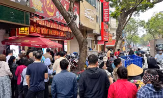 Người Hà Nội ùn ùn đi bán vàng 