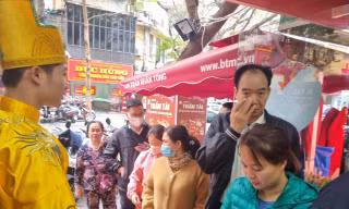 Người Hà Nội nườm nượp xếp hàng mua vàng, nhiều nơi quá tải 