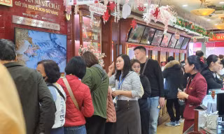 Giá tăng vù vù, dân đổ xô mua bán, nhà vàng phải phát phiếu 