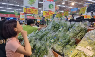 Hà Nội: Siêu thị đồng loạt giảm giá thực phẩm sau bão 
