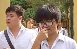 Thí sinh ra khỏi phòng thi môn văn (Ảnh: Nguyễn Anh/ Vietnam+)
