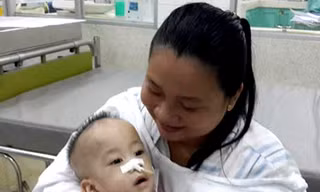 Hai bé được phẫu thuật tách rời đón Tết trong viện