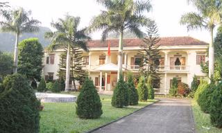 Đại bản doanh Khu Bảo tồn thiên nhiên Pù Huống đìu hiu lạ thường (ảnh lớn); Phòng làm việc của GĐ kiêm Hạt trưởng Trịnh Thanh Long cửa đóng im ỉm ngày 12-12