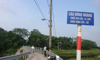 Người dân Thủ đô khốn khổ với cầu 'bé tin hin' rộng 1,5m