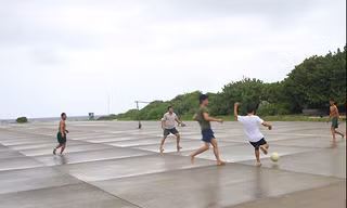 Khi trái bóng lăn giữa Trường Sa