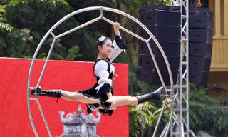 Carnival đường phố khuấy động phố đi bộ Hồ Gươm 