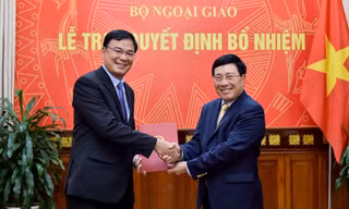 Ủy viên Bộ Chính trị, Phó Thủ tướng, Bộ trưởng Ngoại giao Phạm Bình Minh trao quyết định cho ông Phạm Quang Hiệu. Ảnh: TQ