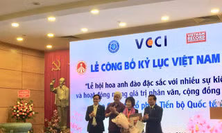 Tổ chức Kỷ lục Việt Nam trao bằng Kỷ lục Việt Nam cho Viện sĩ - Tiến sĩ Nguyễn Thị Thanh Nhàn, Chủ tịch Hội đồng quản trị kiêm Tổng Giám đốc AIC Group - đơn vị tham gia tổ chức Lễ hội hoa Anh đào Nhật Bản - Hà Nội năm 2019.