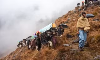 Người Pakistan khiêng quan tài của một dân thường thiệt mạng do các vụ giao tranh giữa Ấn Độ và Pakistan tại khu vực tranh chấp Kashmir (Ảnh: AFP)