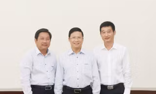 Ông Nguyễn Thanh Tùng - Tổng giám đốc, ông Võ Minh Tuấn - Chủ tịch HĐQT; và ông Huỳnh Phương - thành viên HĐQT DongA Bank (từ trái qua phải). Ảnh: DAB.