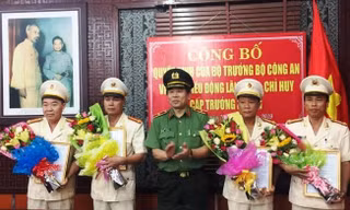 Thiếu tướng Vũ Xuân Viên (giữa) trao quyết định cho các trưởng phòng. Ảnh: HẢI HIẾU
