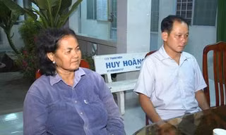 Bà Thạch Thị Quắn và anh Mai Hữu Lợi. Ảnh: PLO