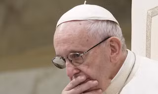 Giây phút trầm tư của Giáo hoàng Francis tại Vatican hôm 22/8/2018. Ảnh: AP. 