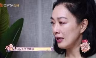 ‘Biểu tượng gợi cảm’ gốc Việt nức nở vì chồng kém 12 tuổi thay đổi