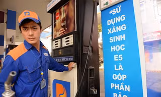 Nhân viên chuẩn bị bơm xăng E5 RON 92 cho khách hàng tại một đại lý thuộc Petrolimex. Ảnh: Hữu Khoa.