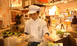Du học sinh làm thêm, có tiền gửi về cho bố mẹ chỉ là ảo tưởng