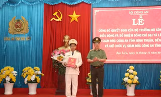 Thượng tướng Nguyễn Văn Thành, Thứ trưởng Bộ Công an trao quyết định điều động và bổ nhiệm Đại tá Lê Việt Thắng (Ảnh: Công an tỉnh Bạc Liêu)