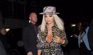 Rita Ora mặc váy mỏng tang hớ hênh rạng rỡ đi dự tiệc