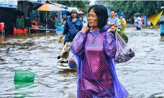 Người dân lội nước trên đường Trần Phú, Phú Quốc. Ảnh: Riko.