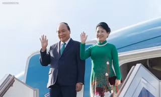 Thủ tướng Nguyễn Xuân Phúc và Phu nhân tới sân bay Vnukovo 2, thủ đô Moscow, vào 17h40 ngày 21/5 (giờ địa phương). Ảnh: VGP/Quang Hiếu