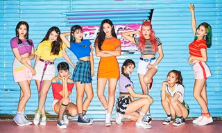 Nhóm nhạc nữ MOMOLAND.