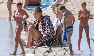 Hailey Baldwin diện bikini bé xíu cùng chồng vui đùa trên bãi biển