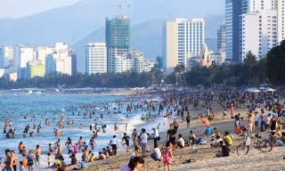 Khách sạn “cháy” phòng, giá vé máy bay tăng gấp đôi dịp nghỉ lễ