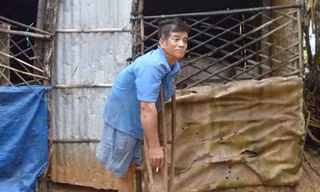 Lê Văn Tài bên căn chòi của mình