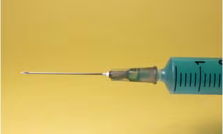 Tiêm vắc xin ngừa COVID-19 có thể giảm nguy cơ mắc COVID-19 nặng và nguy cơ tử vong tới 90%.