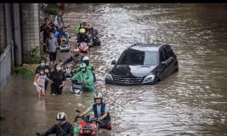 Ô tô, xe máy bị ngập nặng trên đường phố thủ đô Jakarta.