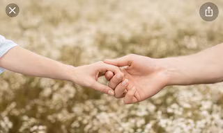 Đôi khi chỉ một cái nắm tay của bạn làm cho cô ấy thấy rằng bạn quan tâm tới cô ấy và cô ấy muốn bạn.