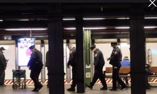 Cảnh sát New York được triển khai tại các ga điện ngầm để đảm bảo an toàn cho công chúng.