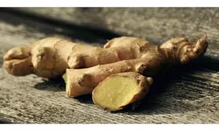 Củ gừng có hoạt tính chống viêm, rễ của nó có hoạt chất 6-gingerol có thể chống lại bệnh tự miễn dịch.