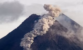 Núi lửa Merapi, một trong những ngọn núi lửa hoạt động mạnh nhất Indonesia, lại phun trào.