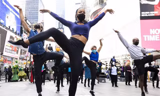 Các vũ công nhà hát nổi tiếng Broadway của Mỹ ra đường ăn mừng sau gần 2 năm phải ngừng biểu diễn.