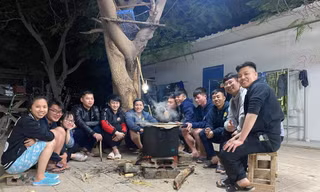 Các sinh viên và người lao động tại sa mạc Idan quây quần bên nồi bánh chưng.