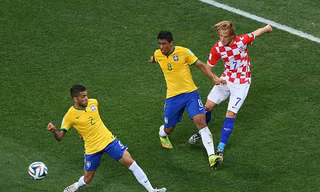 Rakitic (phải) ra sân trong trận khai mạc World Cup