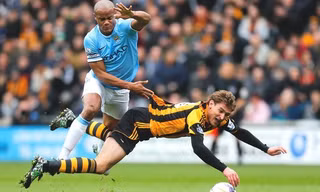Tình huống đội trưởng Kompany bị truất quyền thi đấu