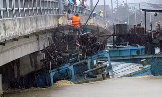 Trục xuất sà lan đâm cầu Thành