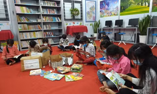Học sinh Trường Tiểu học Pả Vi đọc sách báo được trao tặng trong khi trường bị phong tỏa