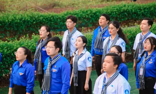 Tuổi trẻ TPHCM chào cờ 'Tôi yêu Tổ quốc tôi' tại huyện đảo Phú Quý
